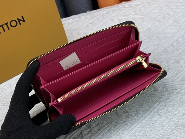 LVコピーウォレット着用イメージ